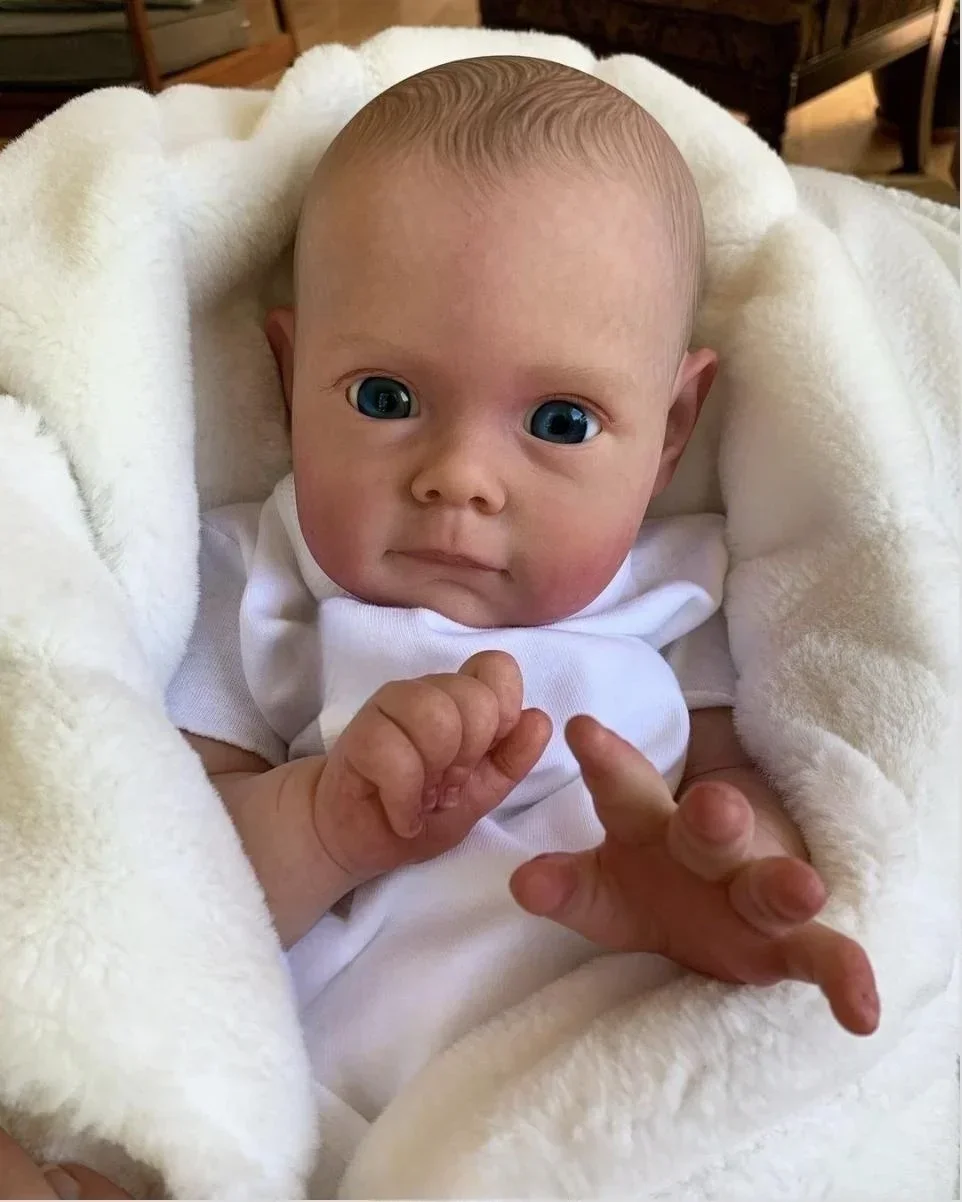 

60cm Maggie Blue Eyes Soft Cotton Body Reborn Doll Hand Painted Hair White Short-sleeved Jumpsuit High Quality Handmade Doll