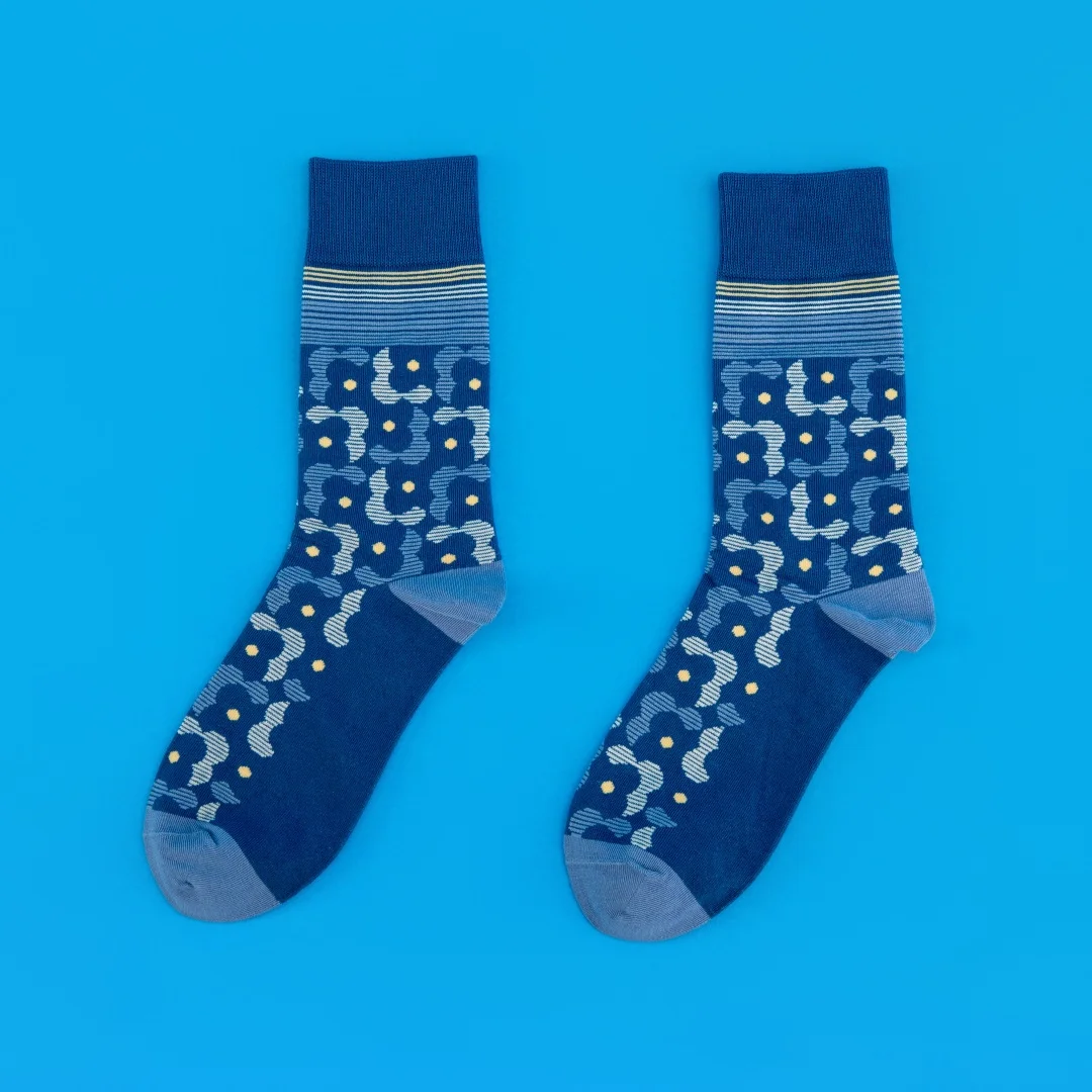 زوج واحد من الجوارب النسائية الأنيقة بنمط الأزهار لمنتصف الساق، عصرية وفريدة من نوعها، مثالية لجميع المواسم