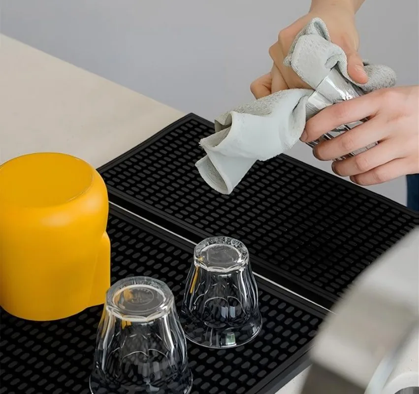 

Противоскользящий прямоугольный многофункциональный коврик для кофемашины и бара, защищающий поверхности от пятен и высоких температур.