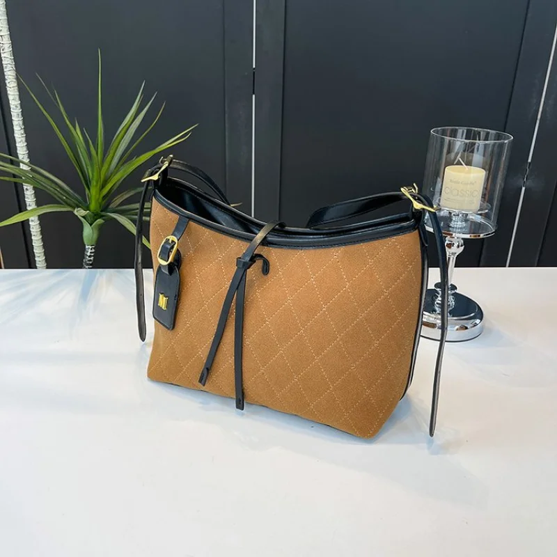 

Элегантный женский клатч с металлическим каркасом и съемным ремешком на запястье для официальных мероприятий и свадеб