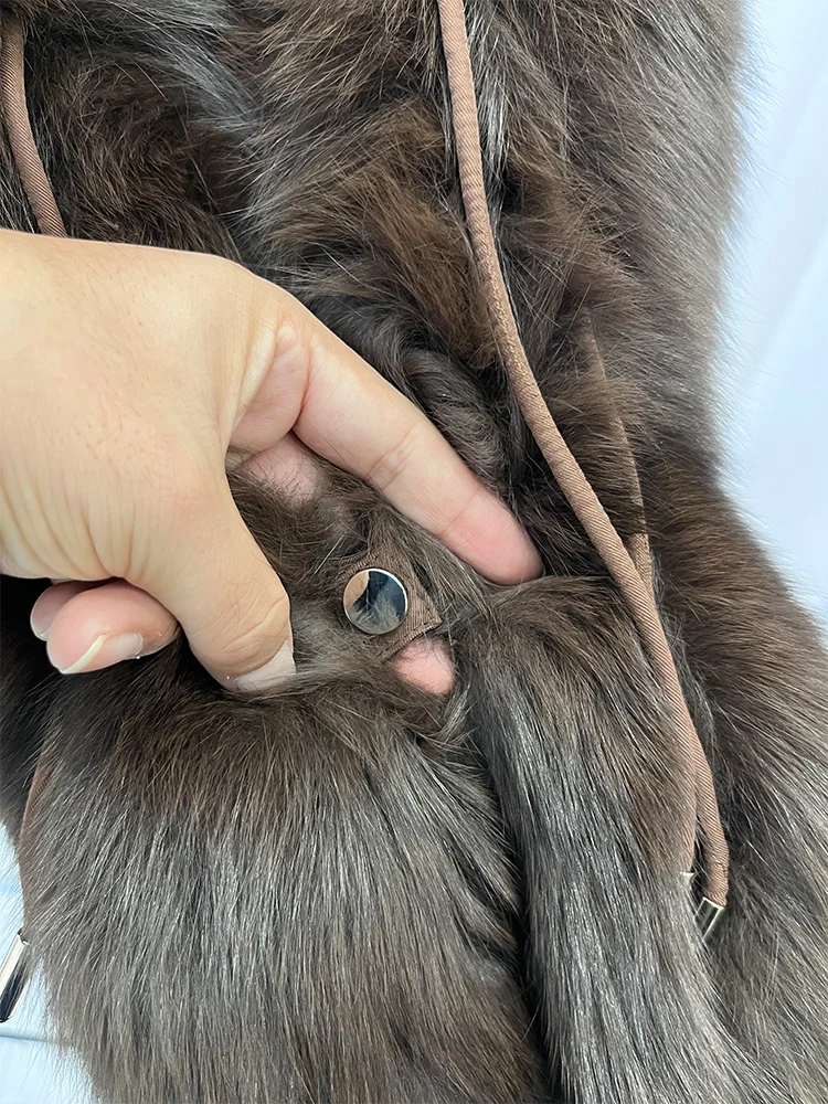 سترات منتفخة شتوية دافئة للسيدات لعام 2026 بياقة من فرو الثعلب الطبيعي الحقيقي سترات بيضاء من ريش الإوز معطف سميك ملابس خارجية للسيدات