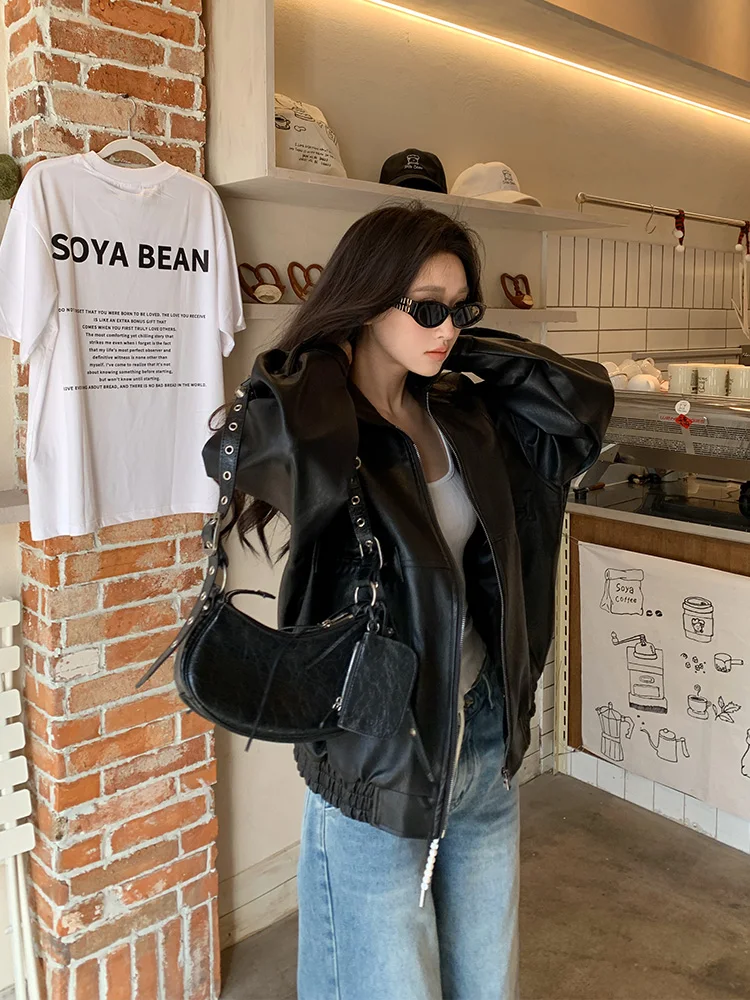 เสื้อแจ็คเก็ตหนังเทียมสไตล์เกาหลีใหม่ล่าสุดสำหรับฤดูใบไม้ร่วงและฤดูหนาว แบบมีฮู้ด กระเป๋าคู่ ทรงหลวม ใส่ได้หลากหลาย สไตล์สองชิ้นในตัวเดียว สำหรับผู้หญิง รุ่น Wh62