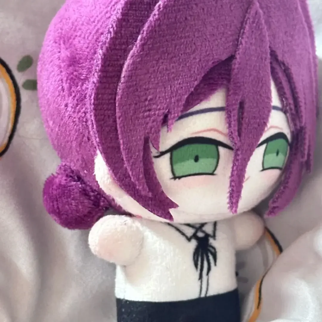 10-centymetrowa pluszowa lalka, postać z komiksu Chainsaw Man, Lacey, może być używana jako zawieszka do akcesoriów do odgrywania ról.