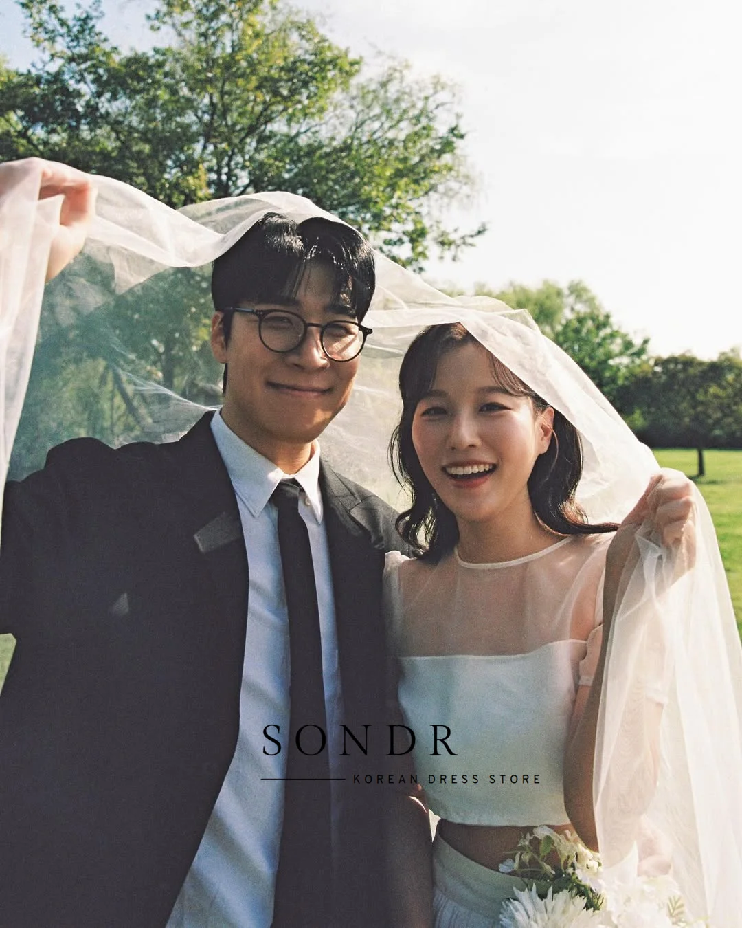 Sondr O-hals Korte Mouwen Illusie Koreaanse Trouwjurken 2-delige Set Outdoor Fotoshoot Bruidsjurk Aangepaste Drukknopen