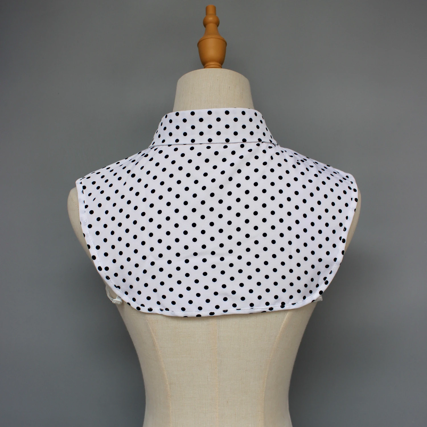 Polka-Dot-Kragen für Hemden. Es kann als dekoratives Element für Hemden, Pullover und Sweatshirts im Frühling und Sommer verwendet werden. – Detail 4