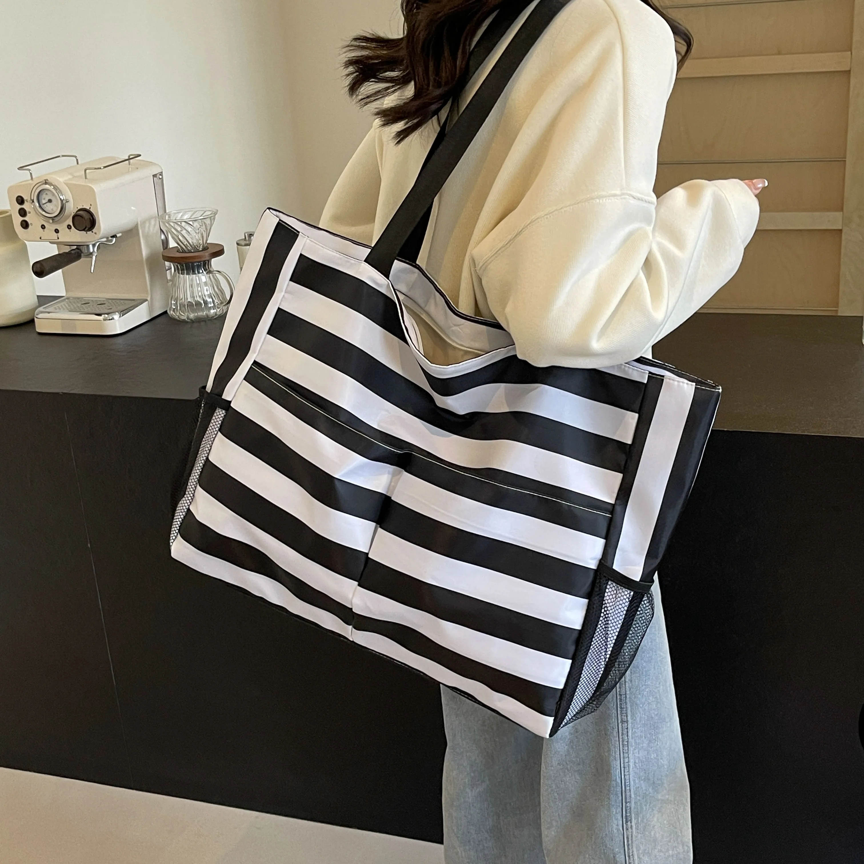 A Large Tote Bag with Multiple Pockets, Striped Shape, Suitable for Beach Vacations, Shopping Trips, Travel, Commuting.