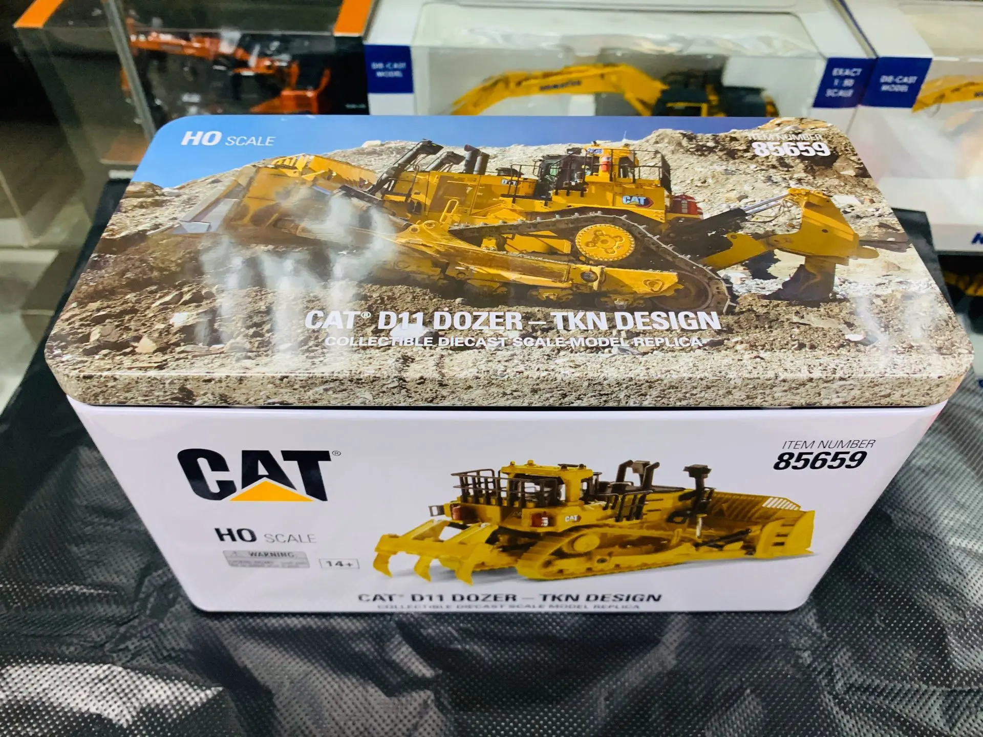 D11 Dozer Tkn Design 1:87 HO Scale Metal Engineering Vehicles Model By DieCast Masters DM85659 New in Box