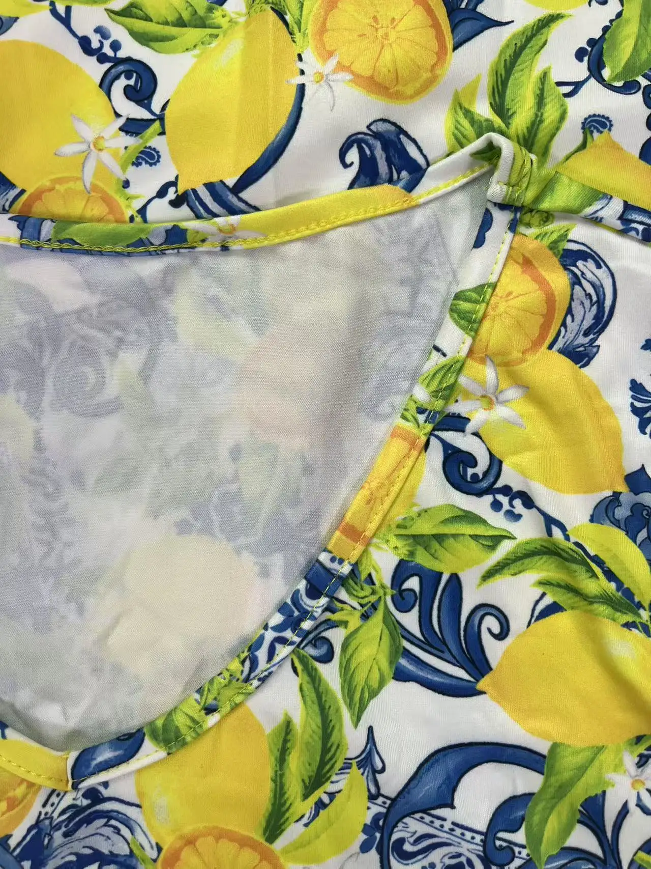 Camiseta de manga corta a la moda para mujer talla grande con estampado plisado de limón en el pecho