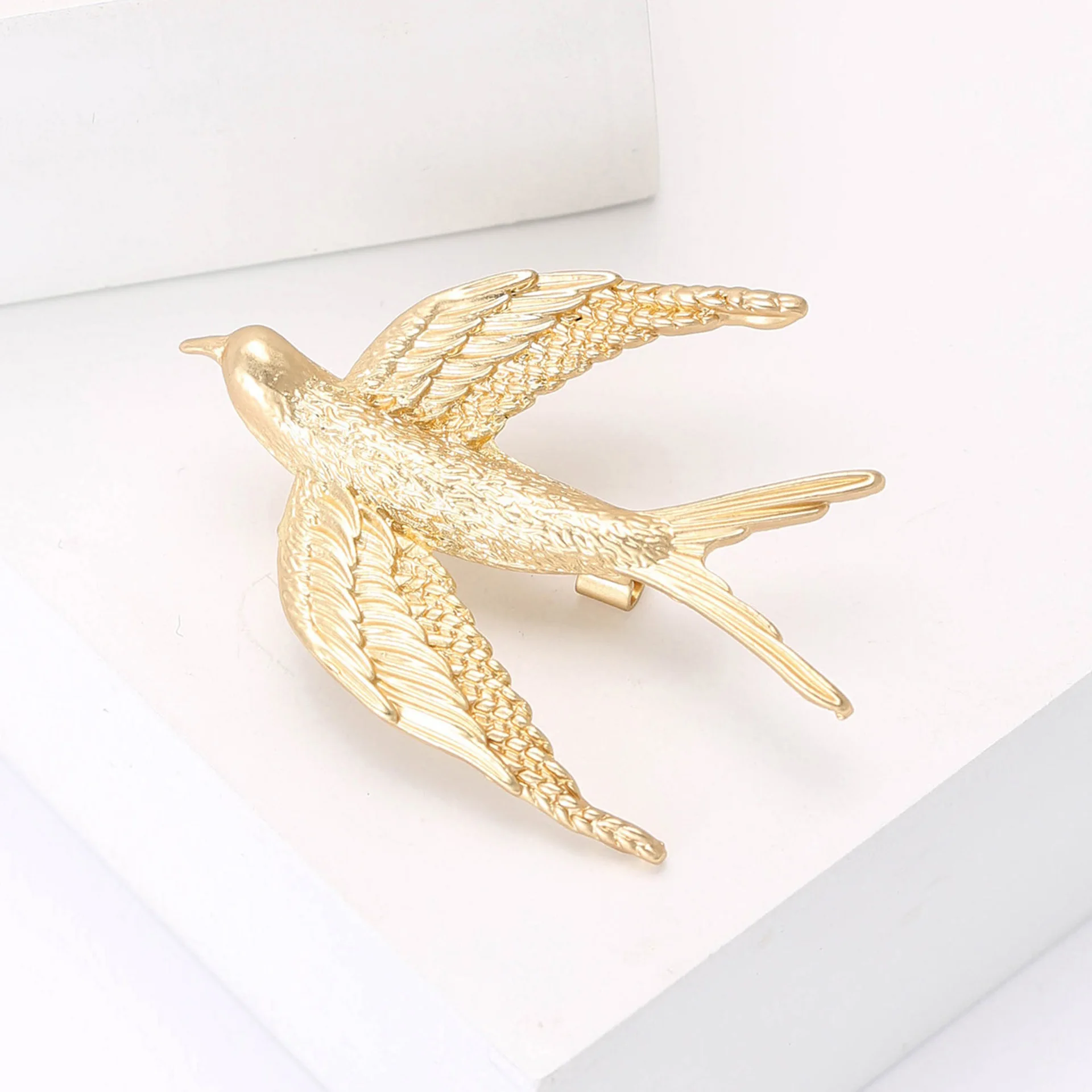 Enamel matte gold swallow brooch, fashionable clothing chest flower accessory brooch