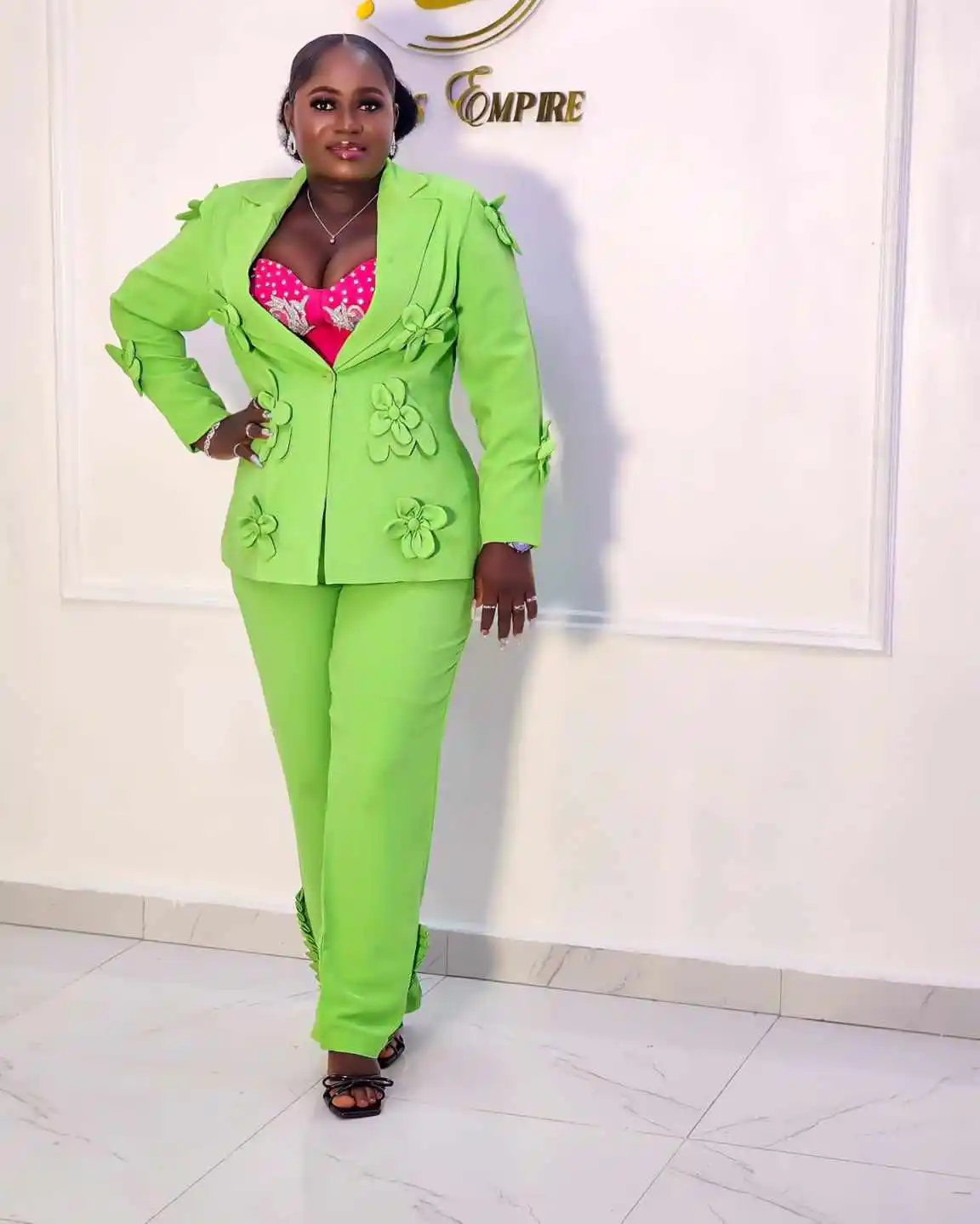 أطقم بليزر نسائية خضراء مقاس كبير مصنوعة يدويًا من الزهور للفتيات المسائية وحفلات الزفاف الرسمية ملابس الضيوف سترة مخصصة من قطعتين