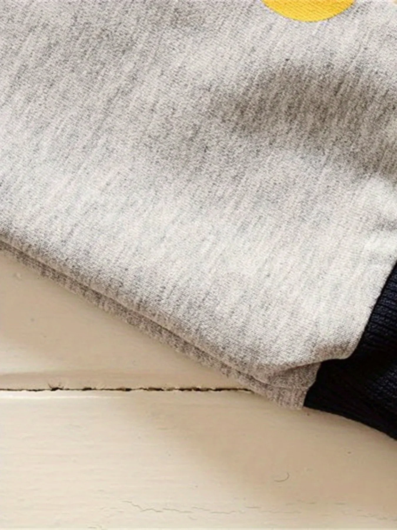 Weicher Baumwoll-Trainingsanzug für Kleinkinder, 3-teilig, mit Buchstaben-Grafik, Reißverschlussjacke, gestreiftes T-Shirt, Hose mit elastischem Bund, Sportoutfit für Kleinkinder – Detail 8
