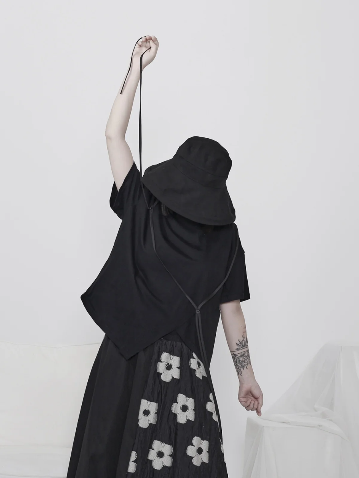 

Летняя женская футболка BKMS Design свободного кроя с коротким рукавом, декорированная пуговицами, повседневная, однотонная, с круглым вырезом