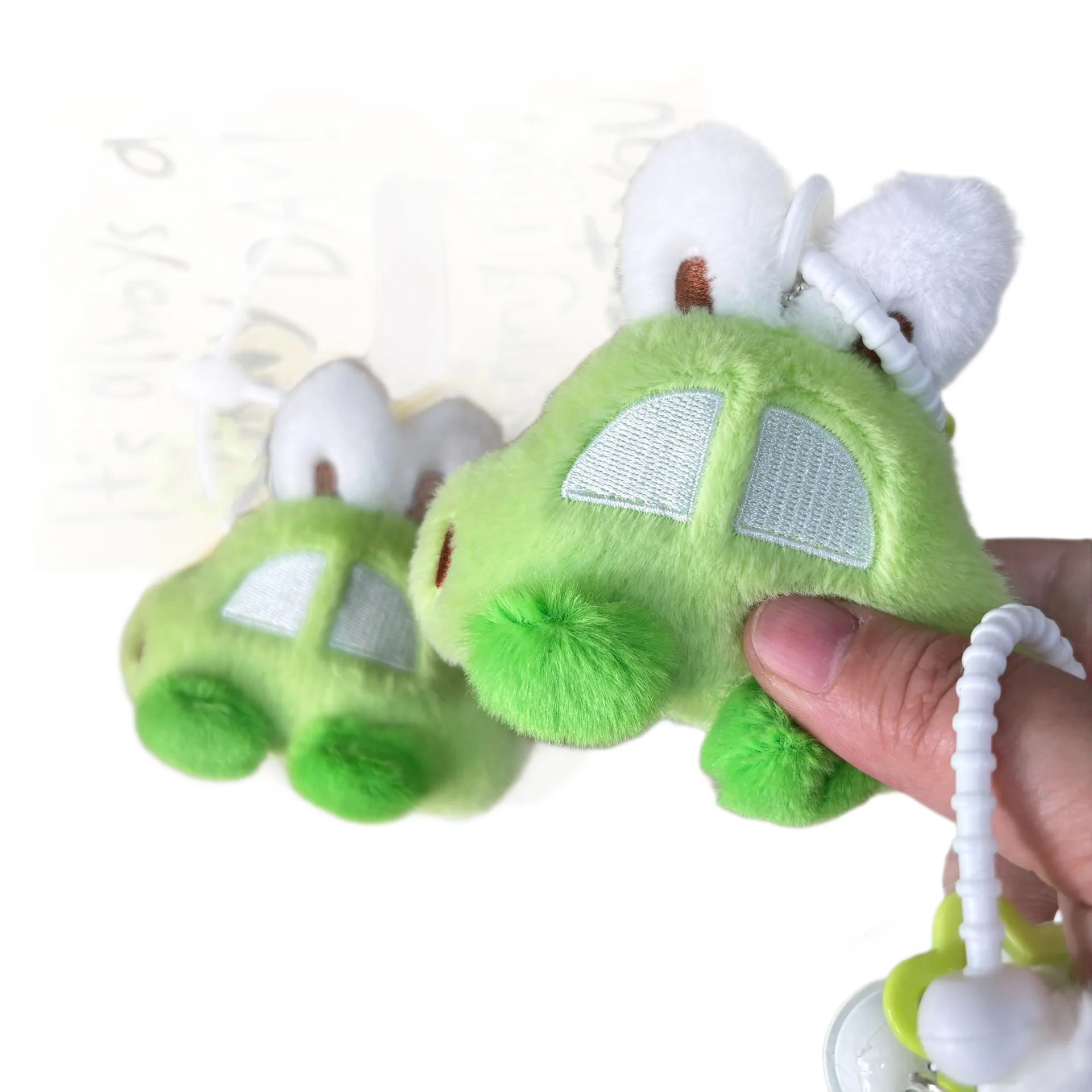 Mini Uroczy Mały Brelok do Kluczy w Kształcie Autka, Pluszowa Zawieszka, Kreatywny Prezent Urodzinowy dla Dzieci, Kreskówkowy Pluszowy Brelok do Kluczy w Kształcie Małego Autka