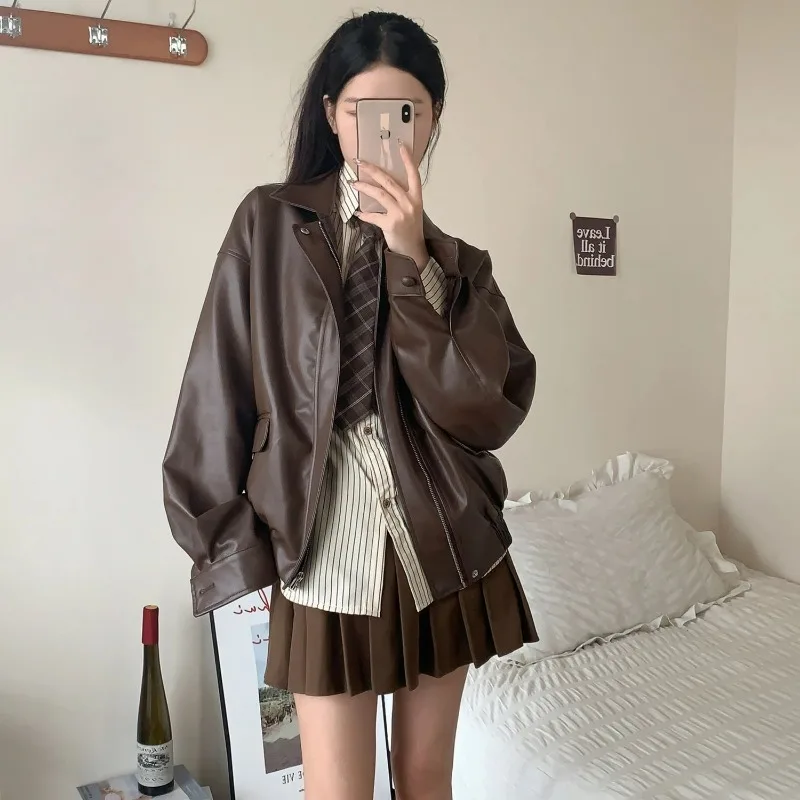 เสื้อแจ็คเก็ตหนังสีน้ำตาลสำหรับผู้ชายและผู้หญิง ไซส์เล็ก สไตล์เรียบง่ายแบบอเมริกัน เสื้อผ้าผู้หญิงใหม่ล่าสุด แฟชั่นฤดูใบไม้ร่วงและฤดูหนาว สไตล์มาเดียร์