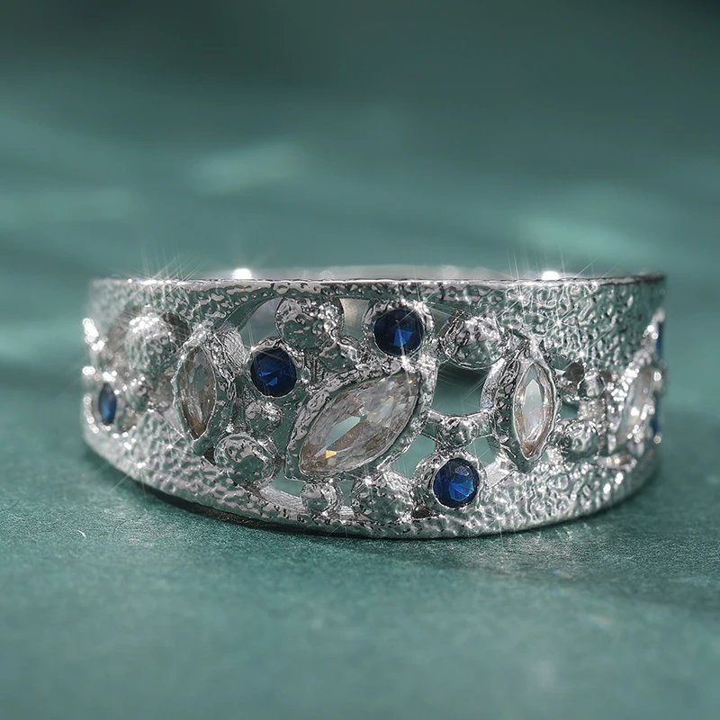Schillernder silberfarbener, mit blau-weißen CZ-Steinen besetzter Damenring, geometrisch, hohl, für den täglichen Gebrauch, Partyschmuck – Detail 1