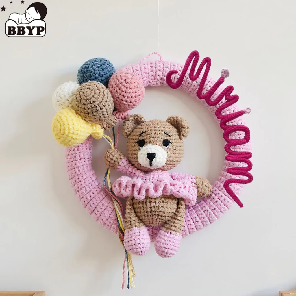 

Персонализированный вязаный крючком венок с медведем и воздушным шаром, индивидуальный декор для детской стен для ребенка, подарок ручной работы для новорожденного, детское шоу