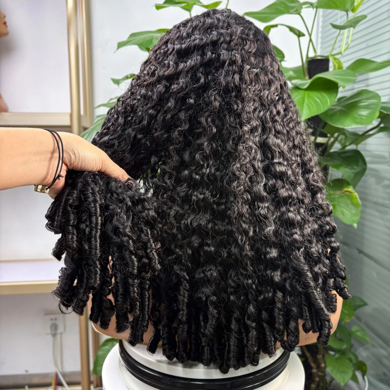 Parrucca per capelli umani ricci birmani a densità 300 13x4 HD trasparente anteriore in pizzo parrucche a onda profonda con estremità a spirale colore naturale pre pizzicato