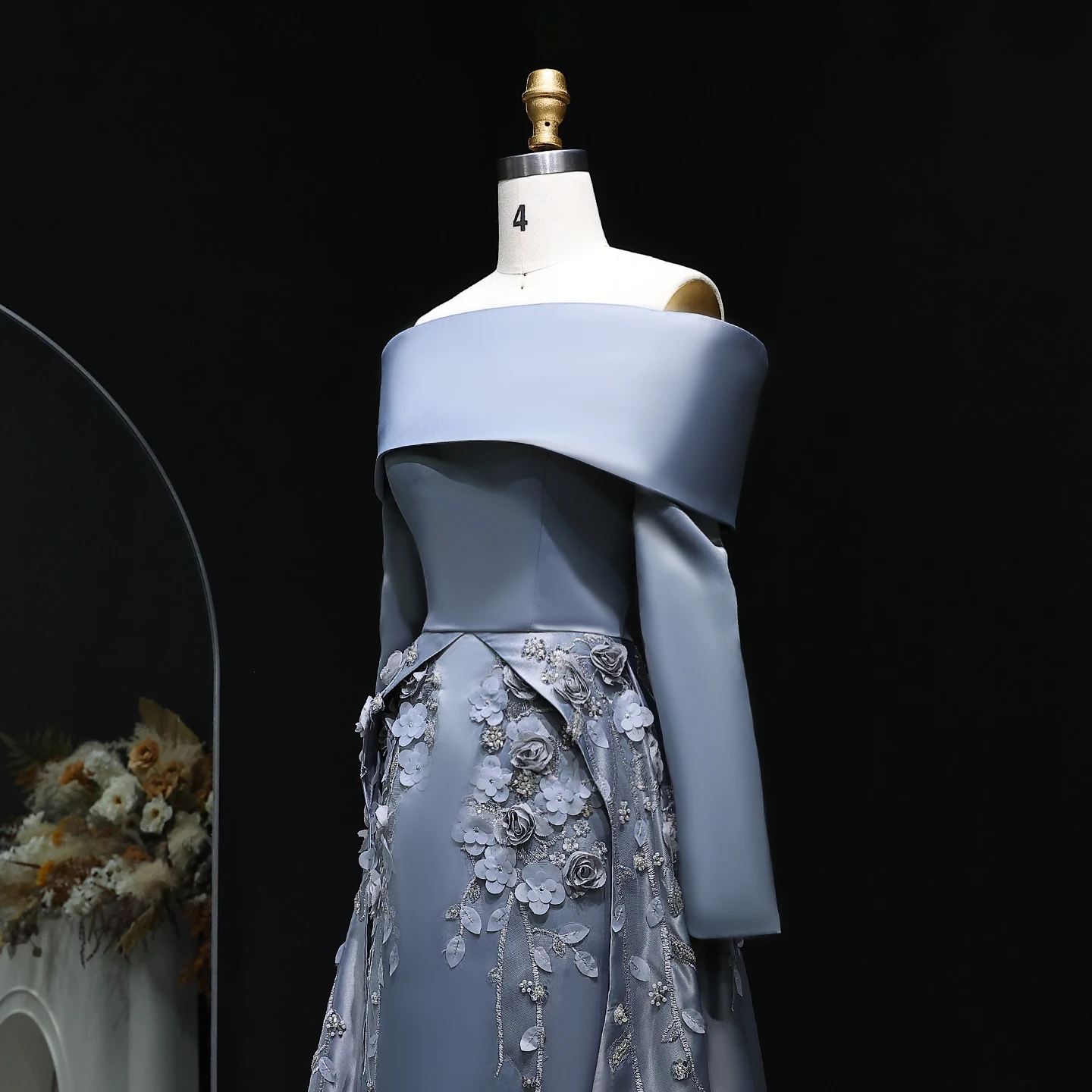 シャロンは、ブルーサテンマーメイドビーズ刺繍イブニングドレス、3Dフラワー刺繍ウェディングパーティガウン、2025年新作SS228、カスタムメイドと言いました。