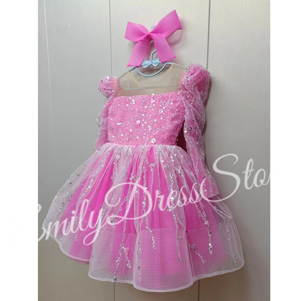 ที่กําหนดเองสีชมพูดอกไม้สาวชุดสําหรับงานแต่งงาน Sequins Puffy Shining เข่าความยาวเด็กวันเกิดประกวด First Communion Ball Gown