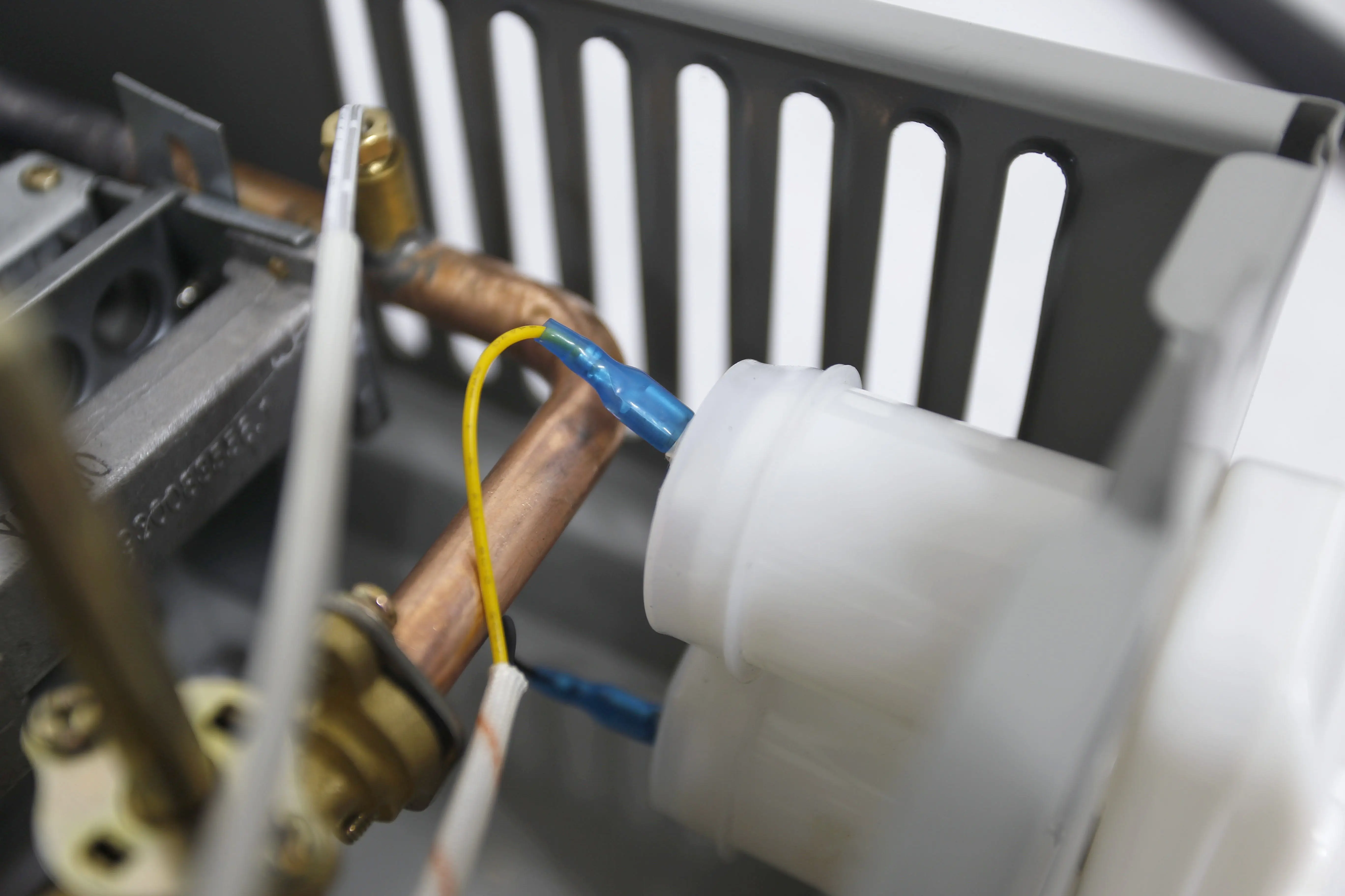 سخان مياه غاز بدون خزان سعة 6 لتر