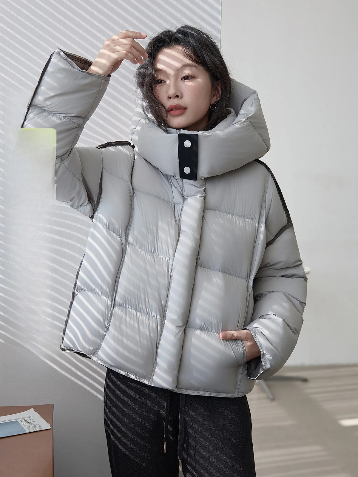 

Женская пуховая куртка HuiXi с капюшоном, зима 2025, новая модель, универсальная теплая верхняя одежда в корейском стиле для повседневной носки