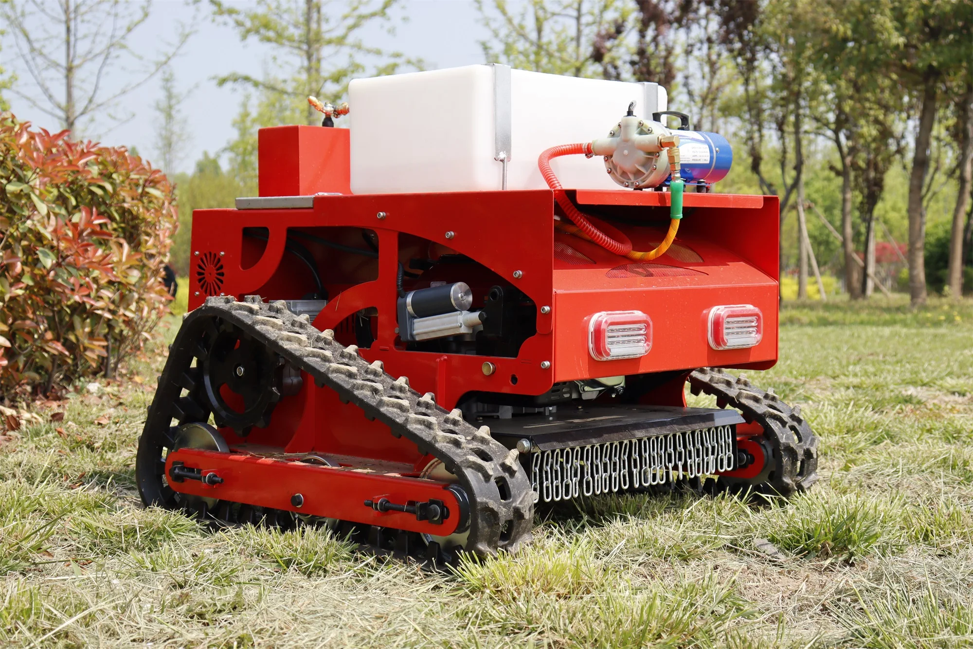 7.5마력 550mm 농업 및 임업 원격 제어 잔디깎이 (자체 정원 농장용)