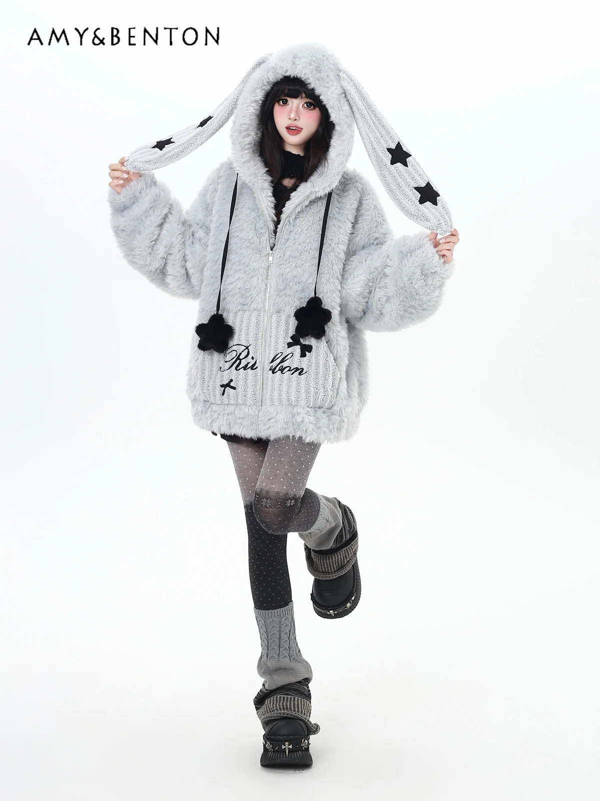 

Оригинальное свободное теплое утолщенное пальто из овечьей шерсти с капюшоном и заячьими ушками, женское плюшевое пальто большого размера с вышивкой из мультфильма