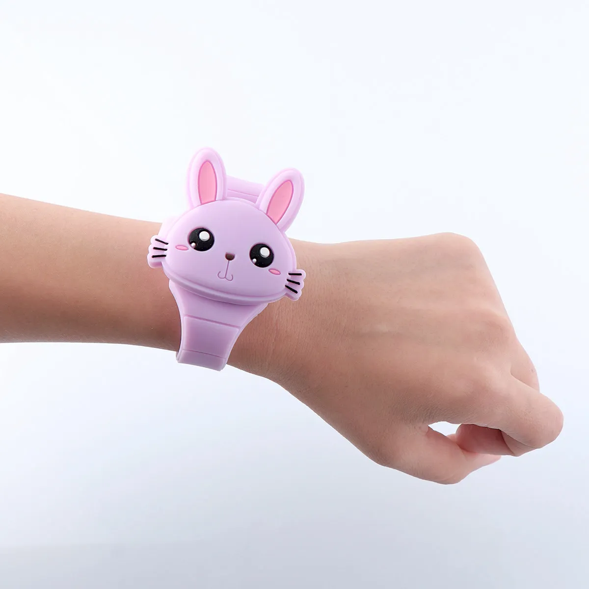 

Красочные силиконовые часы с мультяшным кроликом, LED-подсветкой циферблата, гладким ремешком, безопасным и приятным для кожи дизайном – отличный подарок на день рождения