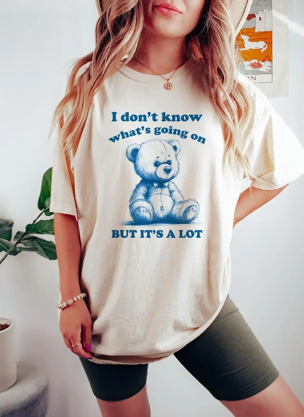 Ich weiß nicht, was los geht, aber es ist so süß, ich bin überstimuliert. Angst, Depression, Teddybär-Shirt, überstimulierte psychische Gesundheit.