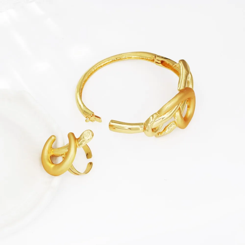 Design Twist Jewelry Set Large Choker Necklace Bracelet Big Earring Crescent Moon Ring Set For Women Wedding Gift 2025 New