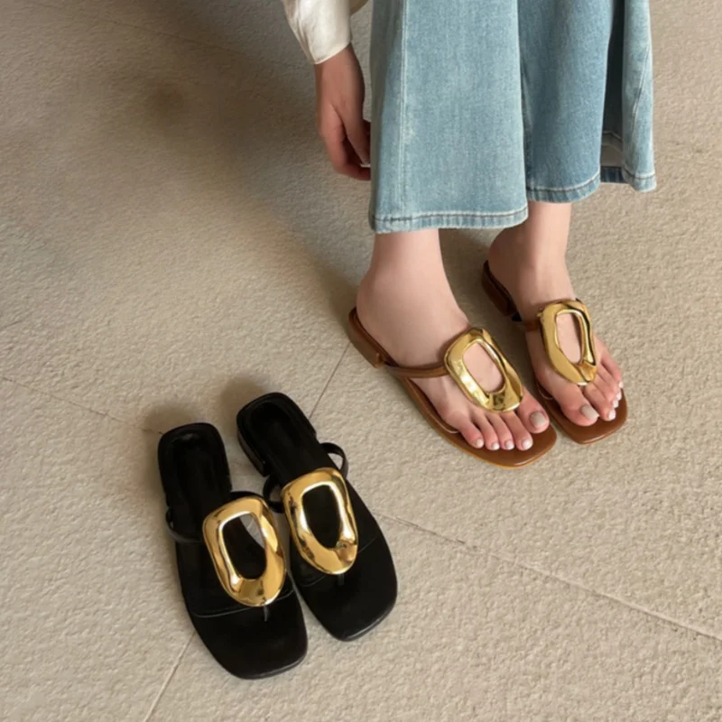 

Сандалии на низком каблуке с открытым носком, с металлическим декором, квадратным носком, простые, стильные, сексуальные, модные