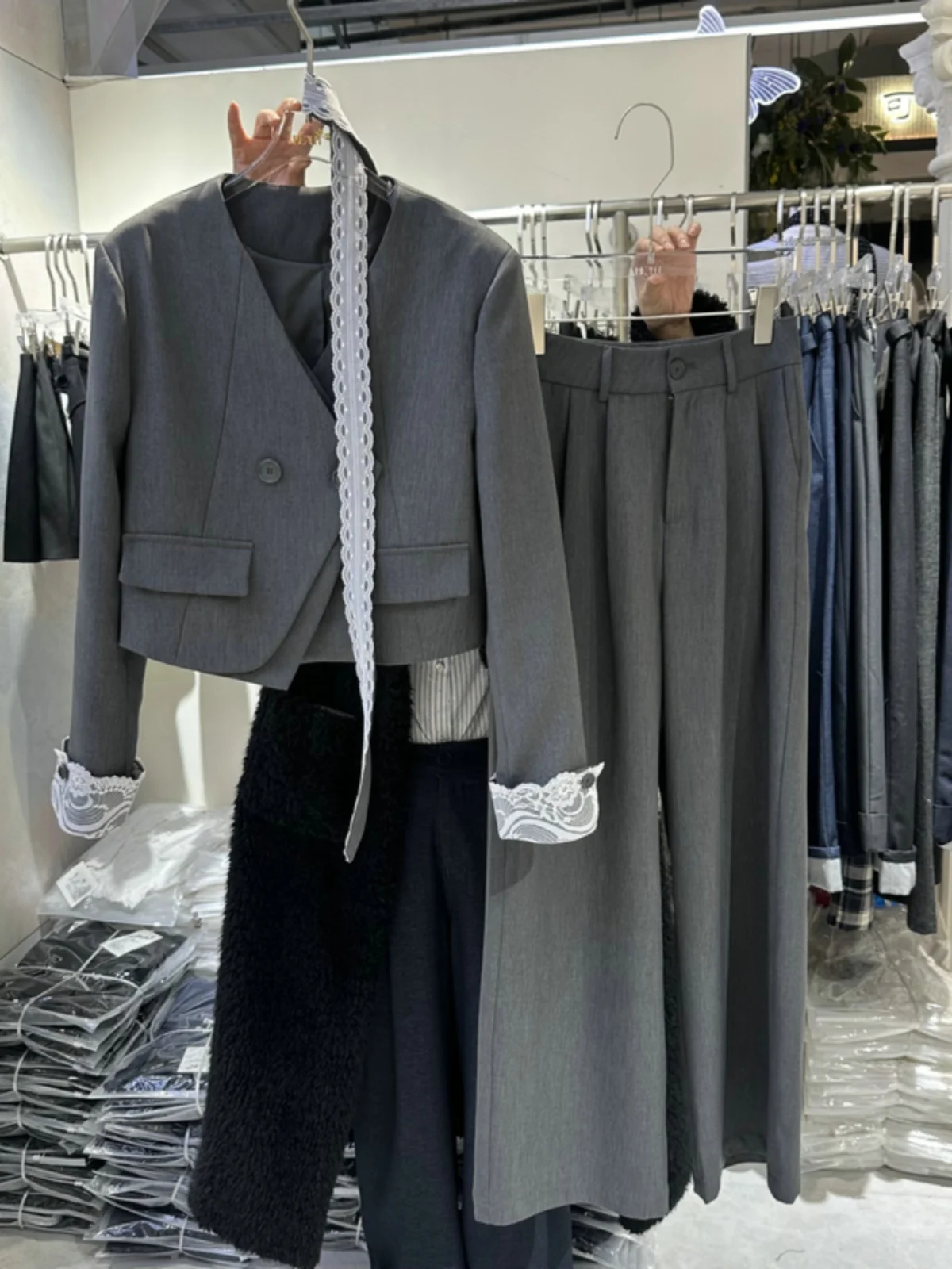 

Elegant Two-Piece Suit Set Spring 2026 Women's Long Sleeve V-Neck Button-Closure Lace Trim Coat Straight Leg Pants