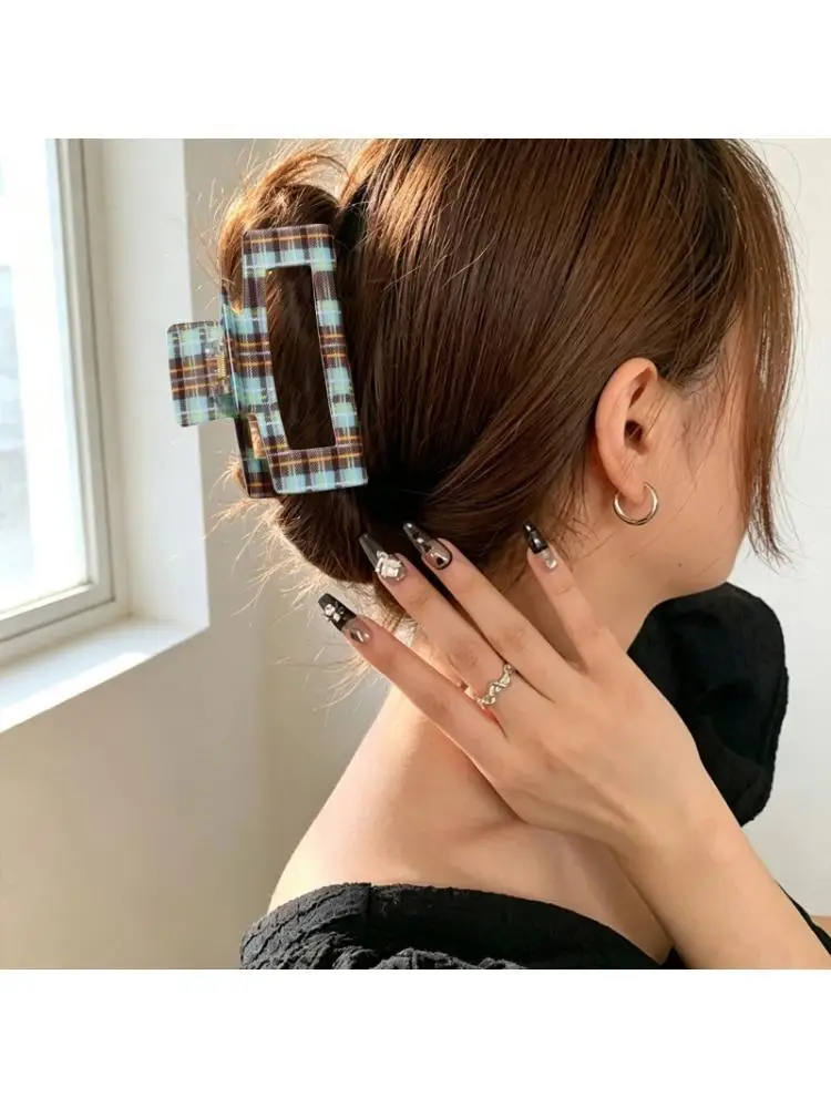 39BD Rectangular Hair Clip for Quick Hair Gathering, Daily Styling, Open Center Wear, and Casual Routine Use Every Day