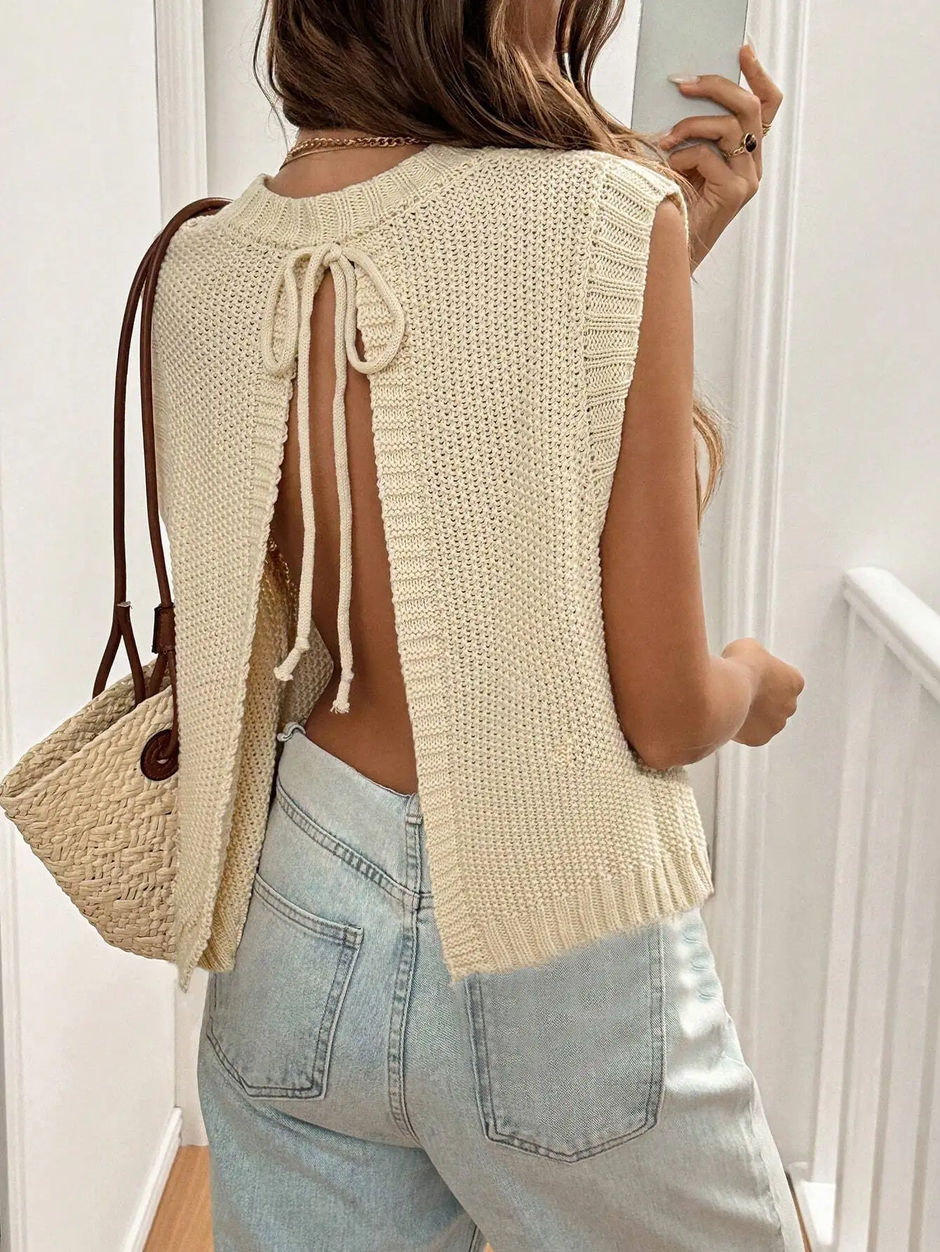 

Кремовый вязаный топ без рукавов с открытой спинкой, завязками и круглым вырезом