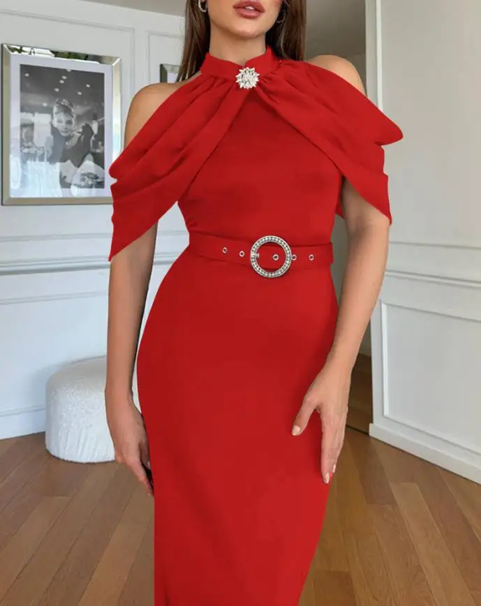 Robe d'été plissée, couleur unie, col rond, épaules dénudées, décoration florale en diamant, ceinture d'épaule serrée aux hanches