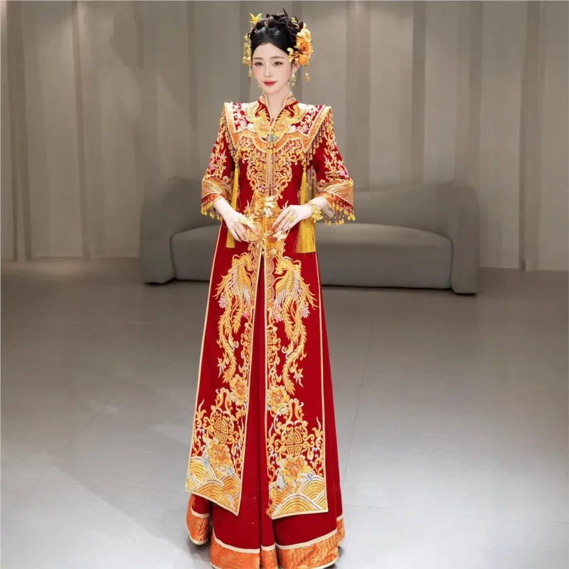 The new style of wedding dress for brides from Heavy industry features a red stand-up collar and Chinese-style gown