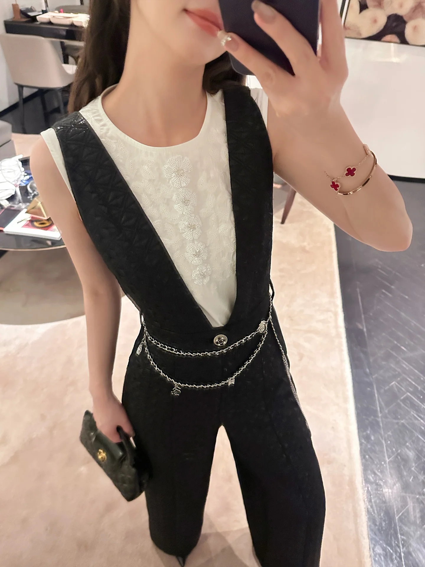 

Stylish Embroidered Vest Women's Sleeveless round Neck Top Fashionable Design Short Cotton T-Shirt for Spring Season