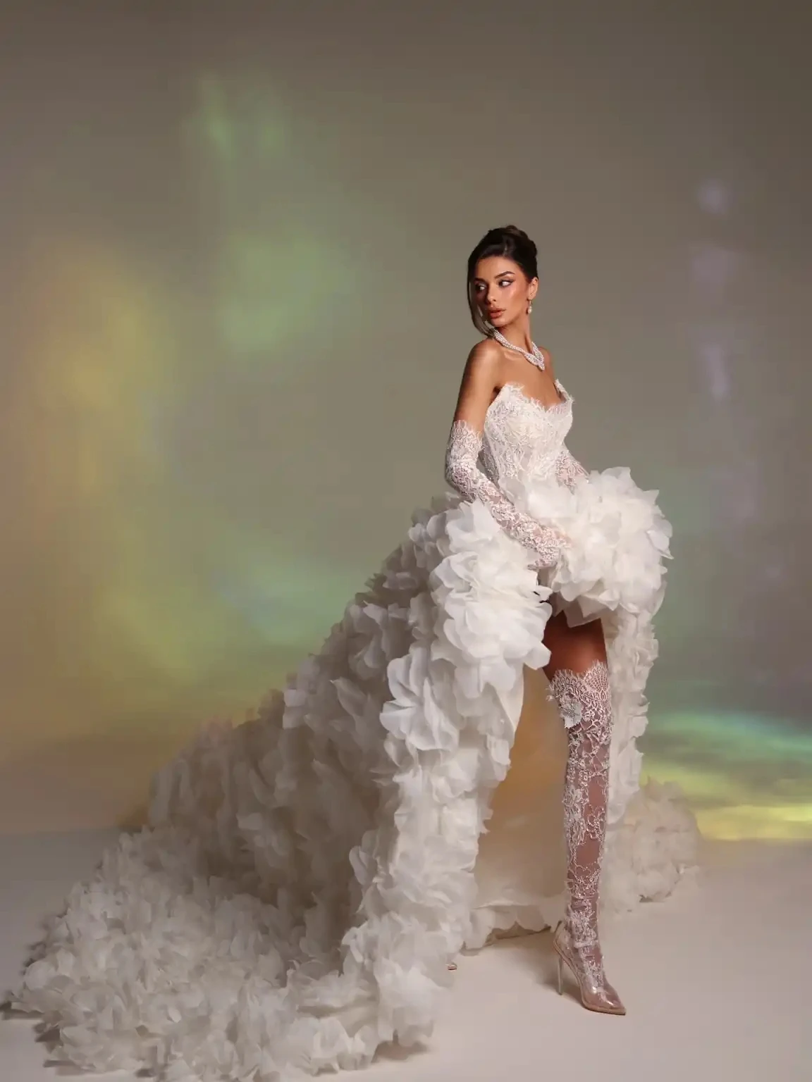 

Длинное свадебное платье с высоким низким вырезом, без бретелек, с аппликациями, рукавами-перчатками, без рукавов, из органзы, с рюшами, корсетом на косточках