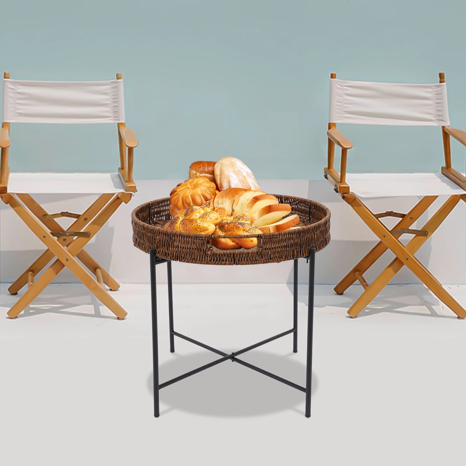 Rotan bijzettafel met verse broodjes tussen twee witte regisseursstoelen