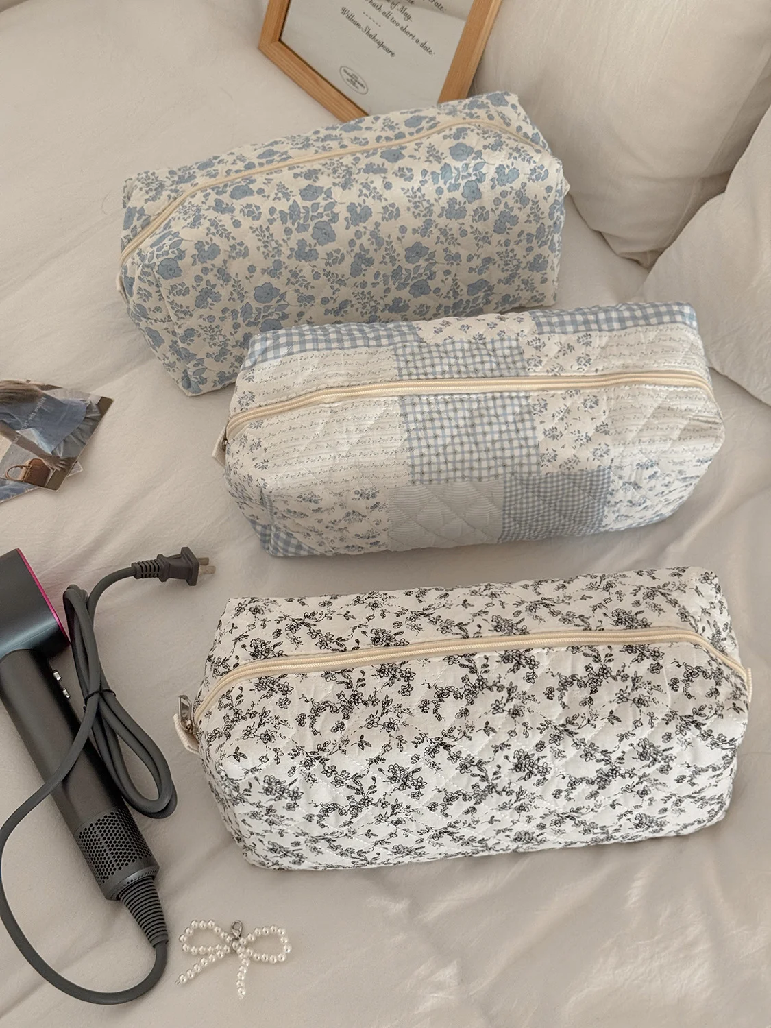 YT Simple Floral Quilted Makeup Bag Multifunctional Quilted Storage Bag for Home and Travel Gentle Large Capacity Portable Layer