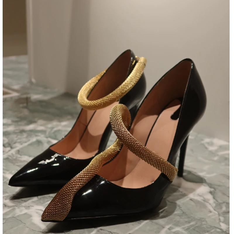 

Белые туфли-лодочки с острым носком и золотистой цепочкой-змеей, женские летние модные туфли на шпильке для вечеринок и свадеб, черные босоножки на высоком каблуке 2026 года