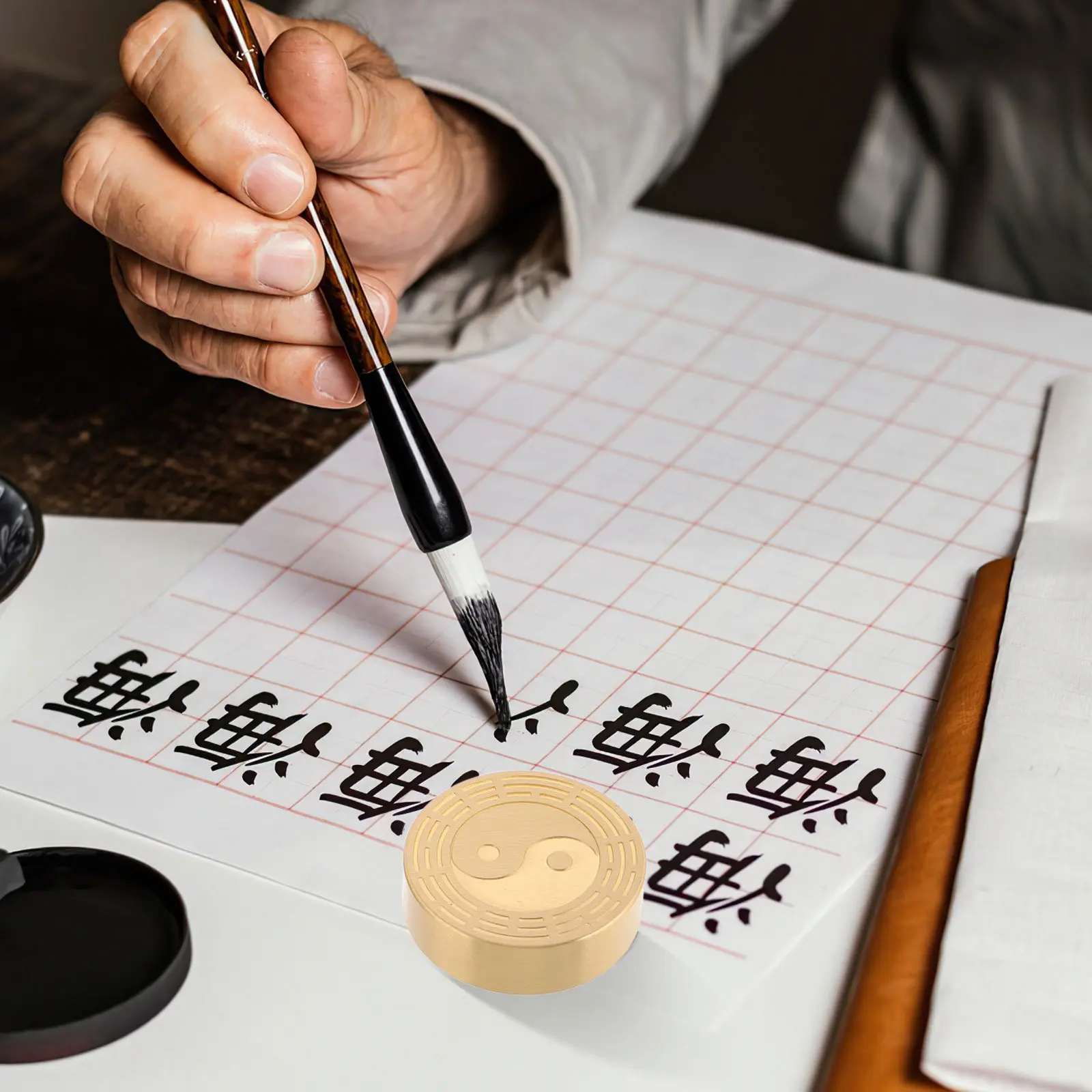 2pcs-solid-brass-paperweight-for-chinese-calligraphy-and-traditional-painting-heavy-round-desk-weight-with-dragon-bagua-pattern