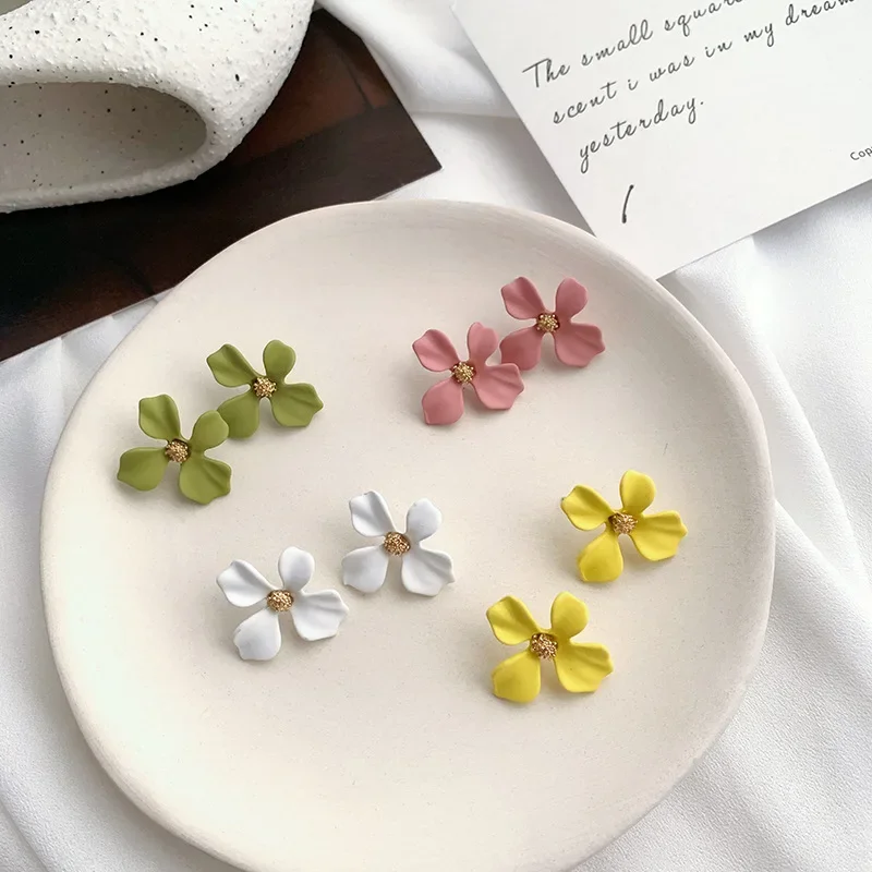 Korean Temperament Paint Simple Flower Ear Clips Earrings Matte Petal Daisy Flower Clip on Earrings No Piercing for Female Women