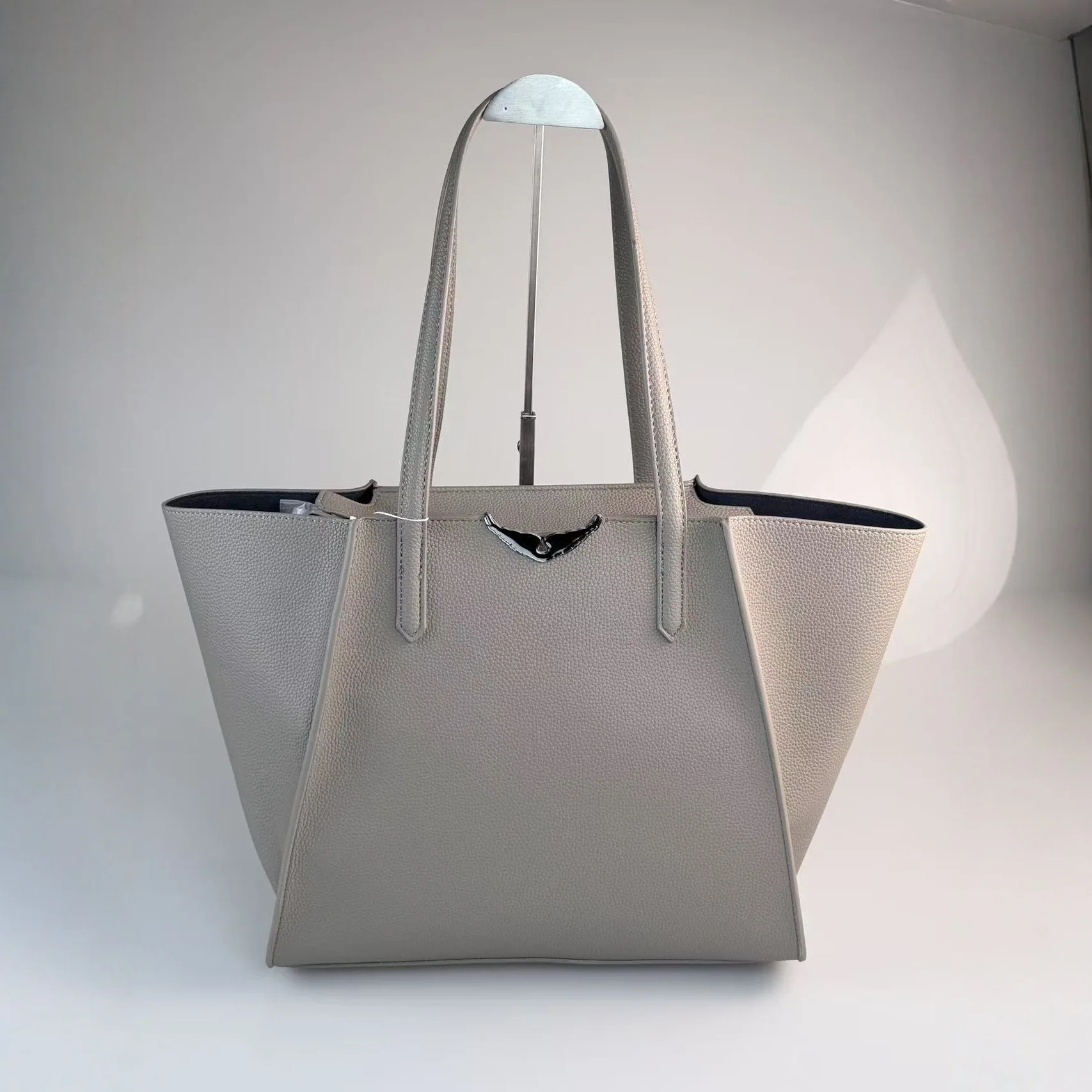 

2026 New Women's Large-Capacity Tote Bag - Fashionable Wing Design, Sleek Top-Handle, Faux Leather Texture Versatile for Commute