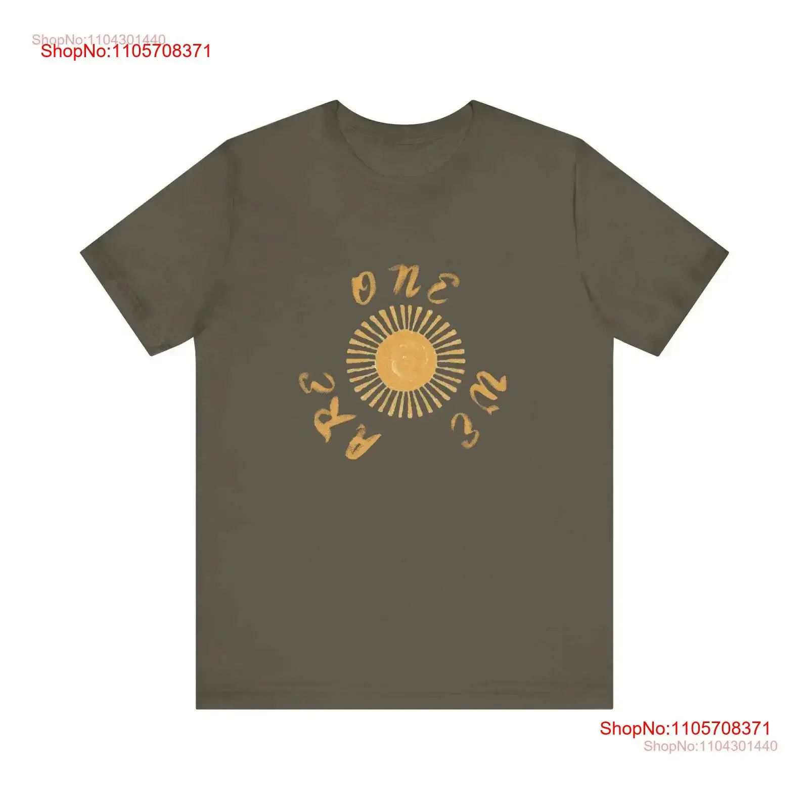 T-shirt "Nous Sommes Un" avec illustration du soleil, symbole d'unité, positivité, citation inspirante, style bohème, vêtement aux couleurs vives, effet vintage délavé.