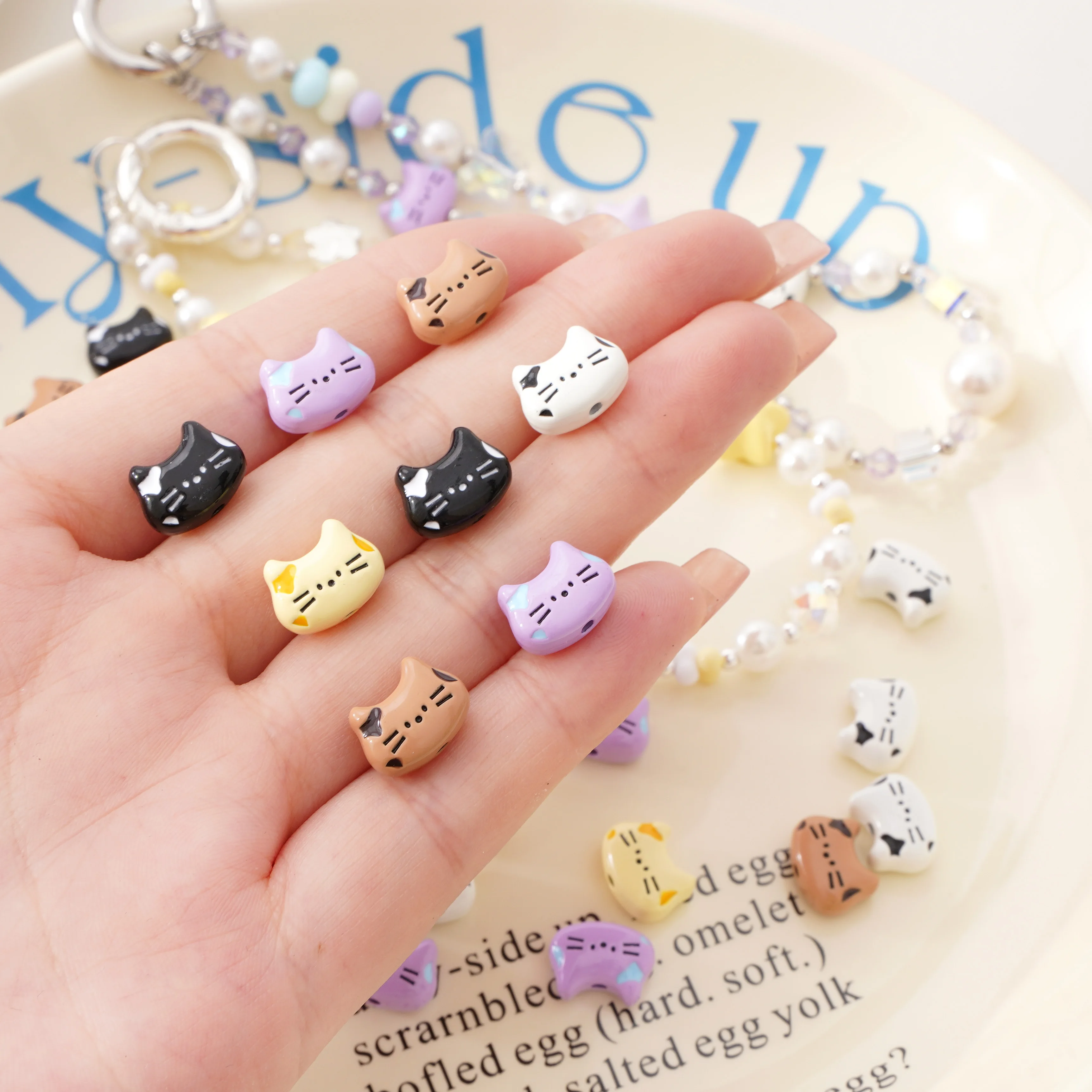 1 stücke Kleine Katze Kopf Legierung Perlen Cremige Katze Anhänger Handgemachte DIY Schmuck Armband Und Tasche Zubehör Gerade Loch Spacer perlen