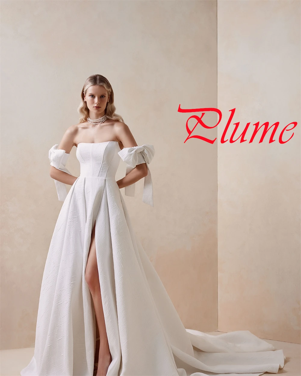 Exquisitos vestidos de novia de satén blanco personalizados, vestido de novia sencillo sin tirantes con hombros descubiertos, vestido de novia con cola de capilla y espalda abierta