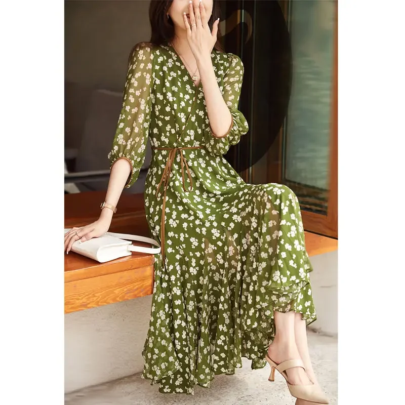 

Модное платье с цветочным принтом и высококачественной юбкой средней длины. Вузкая юбка с v-образным вырезом Goddess Fan Yang Temperament XQ71