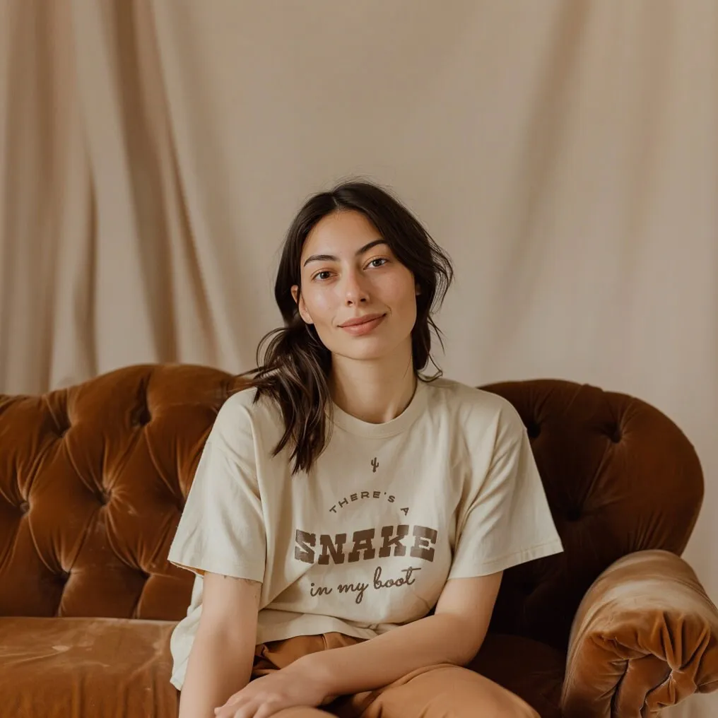 Camiseta teñida con ropa de colores cómodos, hay serpiente en mi bota