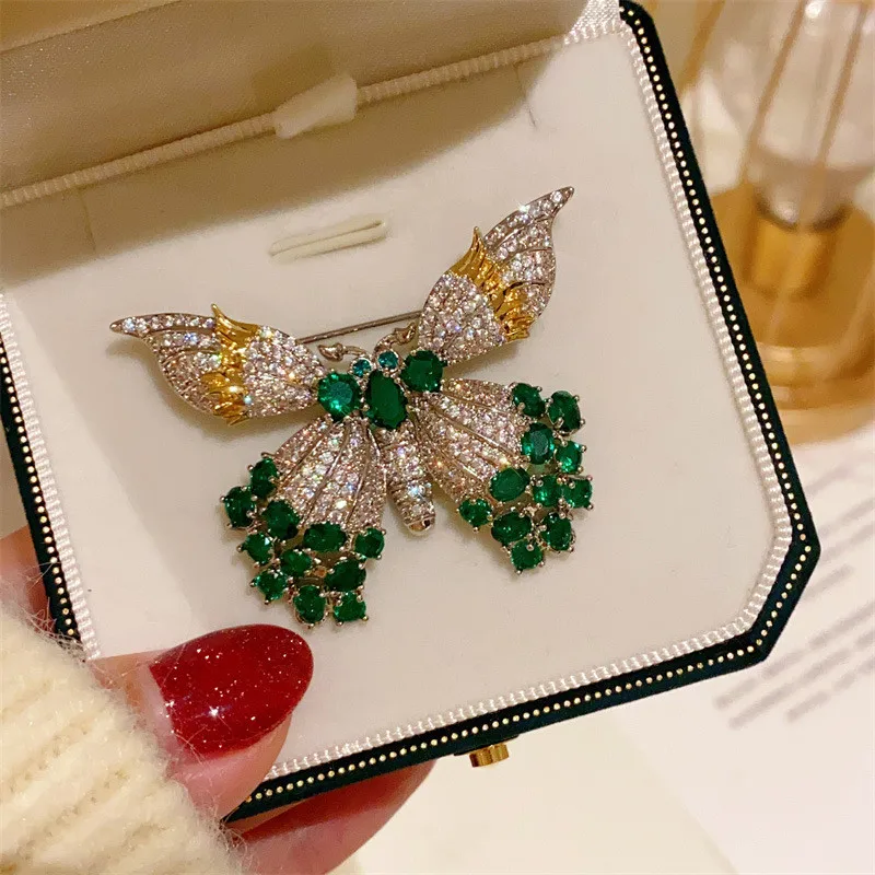

CC Luxury Brooches Full of Shining Zirconia Imitation Emerald Scarf Clasp Butterfly Shape High-end Coat Pins Sweater Pin B285